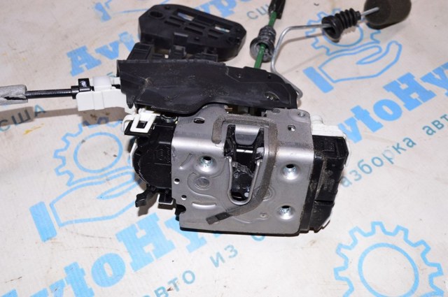 Замок задней двери, правой 825005DC0A NISSAN