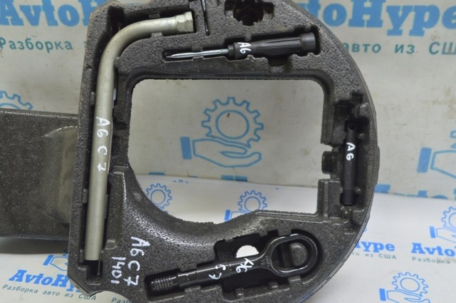 Крюк буксирный передний 8K0805615 VAG