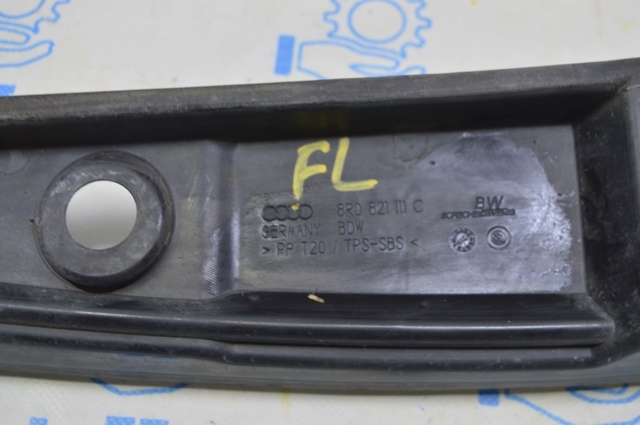 8R0821111C VAG Уплотнитель крыла купить в Черкассы