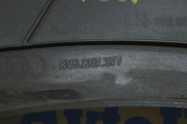 Направляющая заднего бампера, левая 8V5807377 VAG