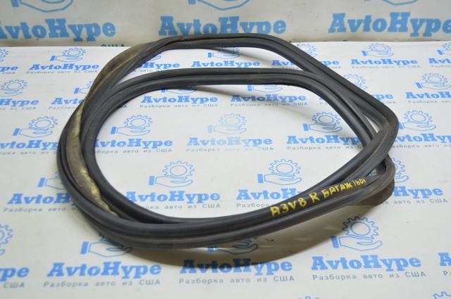 VAG 8V5827705E Уплотнитель крышки багажника в наличии Черновцы