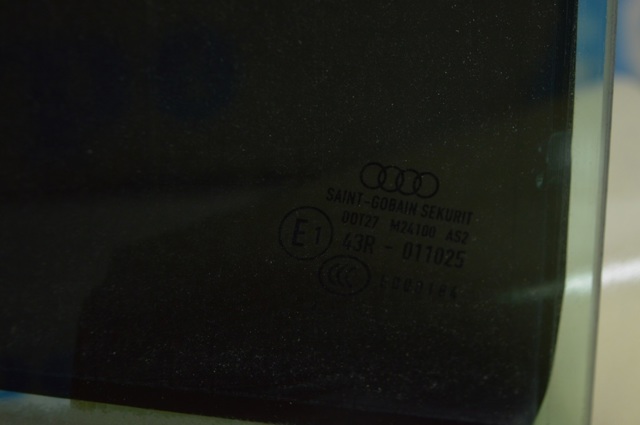 Стекло заднее правое 8W5845206 VAG