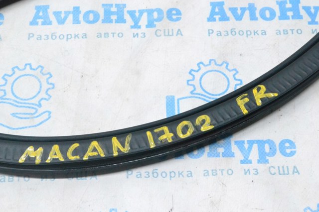 PORSCHE 95B831721A Уплотнитель двери передней (на кузове) в наличии Хмельницкий