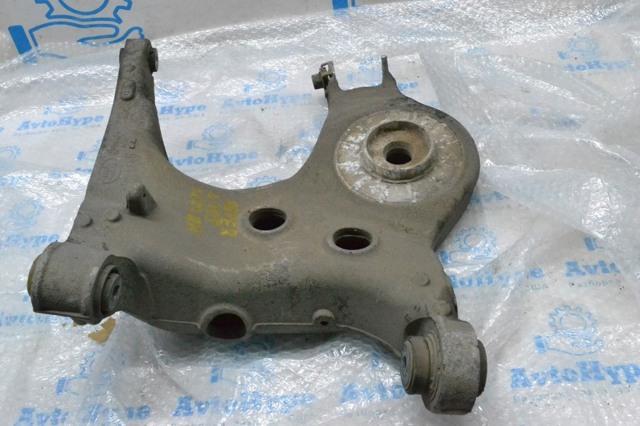 Рычаг задней подвески нижний, правый LR045835 LAND ROVER