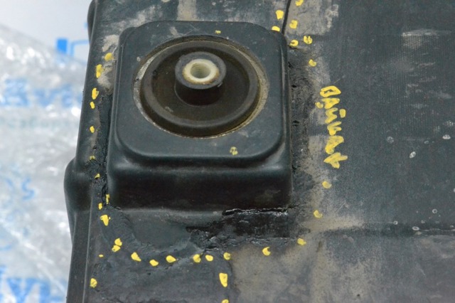 LR057223 LAND ROVER Полка под аккумулятор купить в Хмельницкий