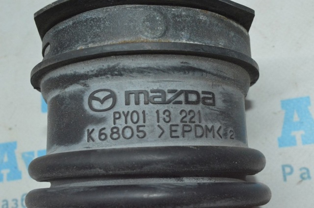 Патрубок воздушный выход воздушного фильтра PY0113221 MAZDA