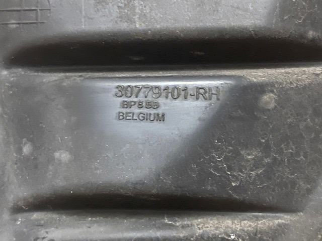 VOLVO 30779101 Заглушка (решетка) противотуманных фар бампера переднего правая в наличии Черновцы