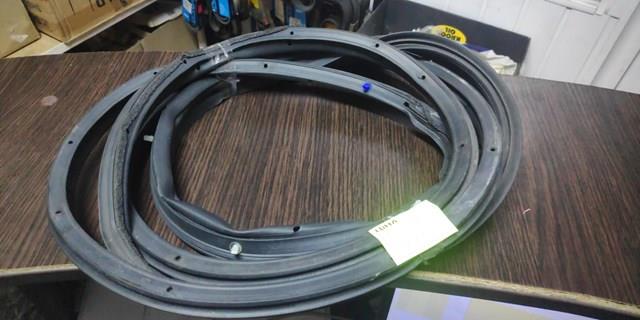 Уплотнитель двери передней, правой (на двери) GHP958760C MAZDA
