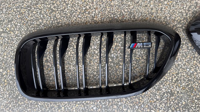 BMW 7383520 Решетка радиатора правая в наличии Ужгород