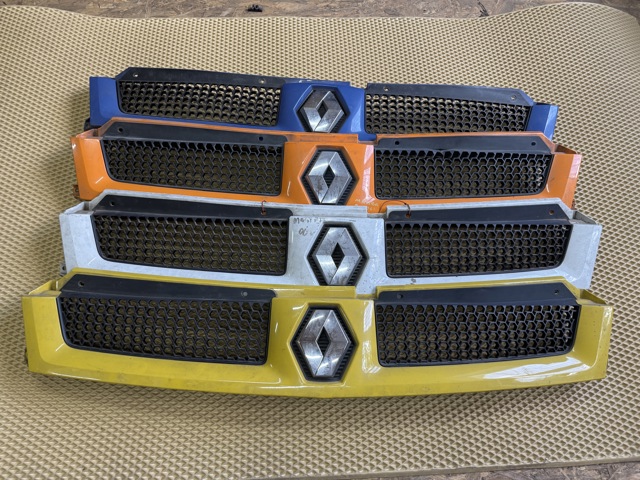 Облицовка радиатора 8200233765 RENAULT