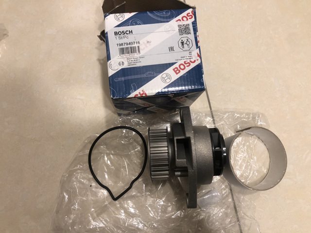 Водяной насос 1987949716 BOSCH