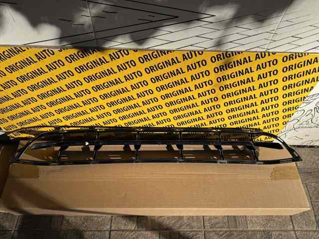 Решетка переднего бампера, центральная 51117399898 BMW