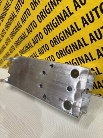 Кронштейн усилителя переднего бампера 51117406387 BMW