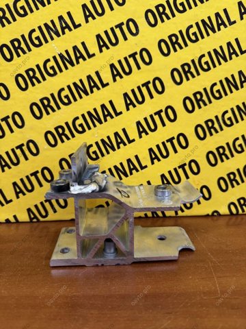 Кронштейн усилителя переднего бампера 51117421635 BMW