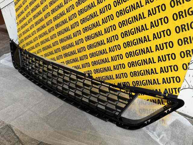BMW 51118098663 Решетка бампера переднего центральная в наличии Кривой Рог