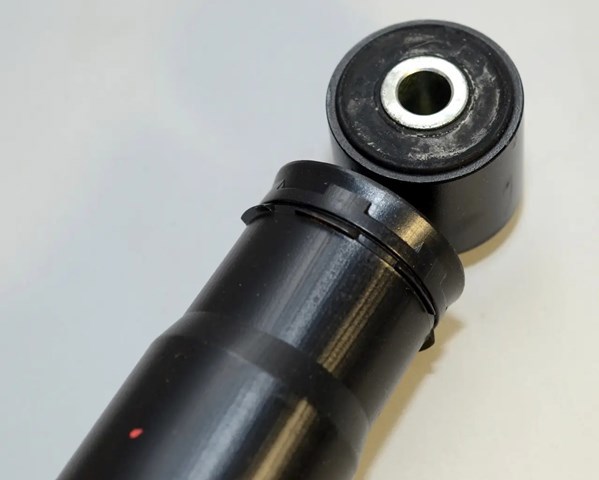 Задний амортизатор Renault Trafic 3