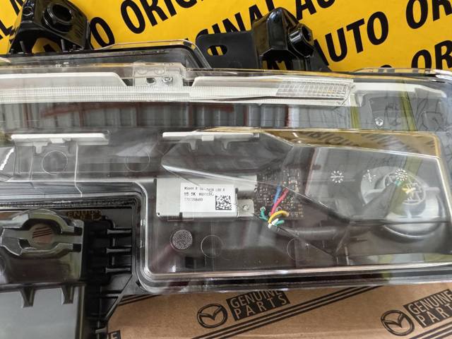 Поворотник правый DGH951060 MAZDA