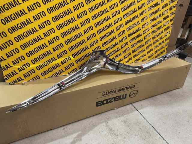 Молдинг решетки радиатора, левый GSH7507K0D MAZDA