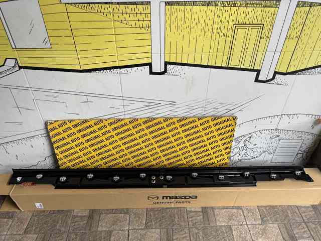 KB7W51P40D Накладка (молдинг) порога наружная правая купить Винница