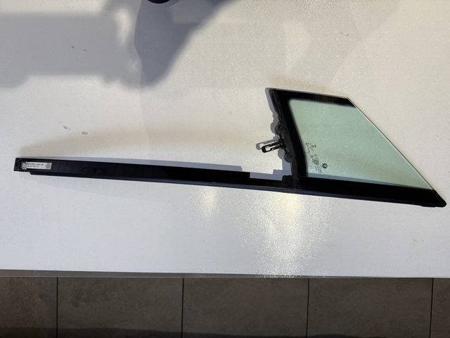 Стекло треугольное двери передней левой 51139466545 BMW