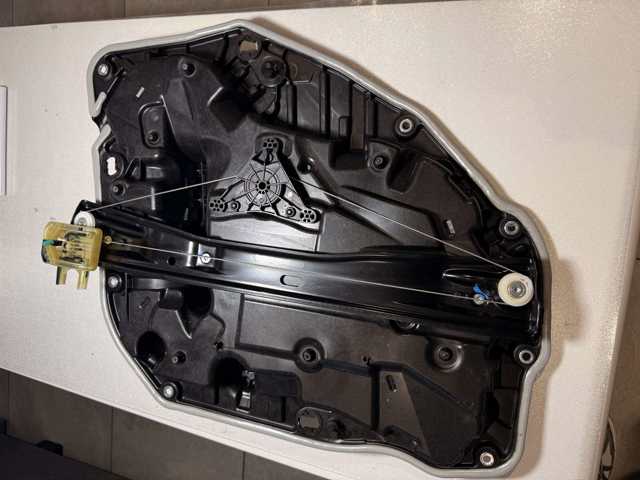 Стеклоподъемник левой задней двери 51359463717 BMW