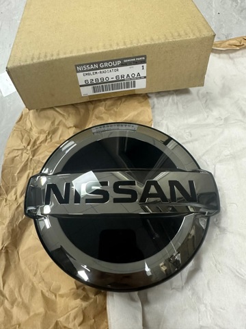 Фирменный значек решетки радиатора 628906RA0A NISSAN