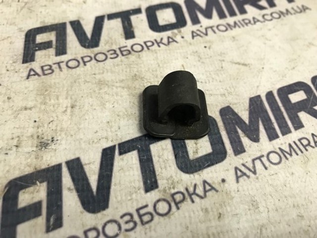 8E0863727A VAG Пистон (клип) утеплителя капота купить в Черновцы