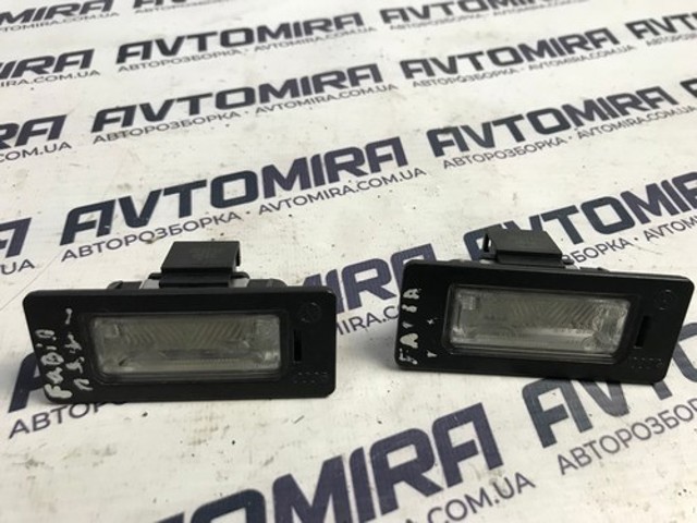 Фонарь освещения номерного знака 8T0943021 VAG