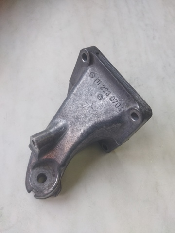 Кронштейн подушки (опоры) двигателя, левой A1112230704 MERCEDES