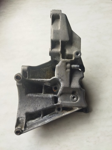 Кронштейн компрессора кондиционера A1112361330 MERCEDES
