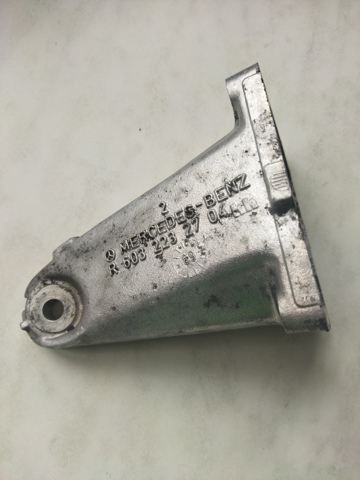 Кронштейн подушки (опоры) двигателя, правой A6032232704 MERCEDES