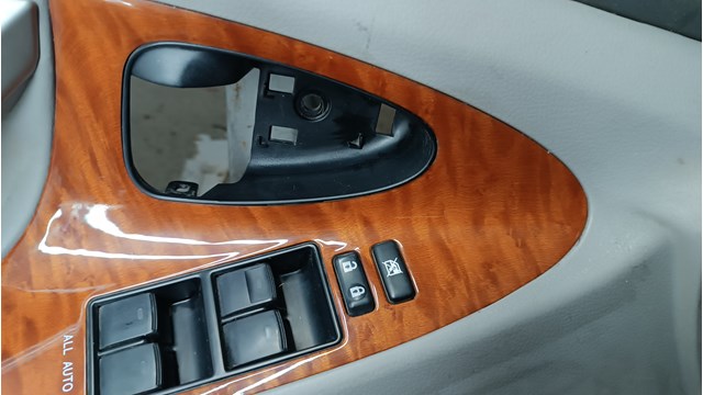 Кнопки переднего левого стекло подъемника 8404033100 TOYOTA
