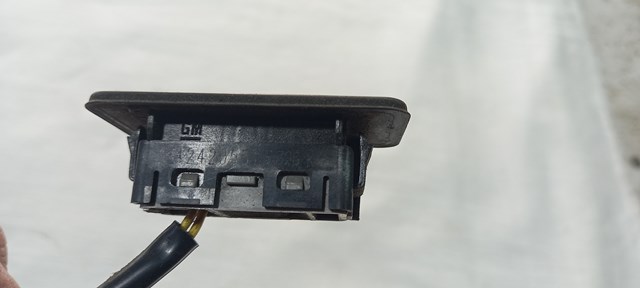 GM 42420557 Кнопка привода замка багажника в наличии Полтава