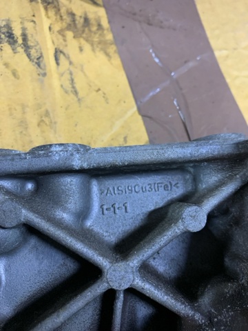 Кронштейн подушки (опоры) двигателя, правой 112317173R RENAULT