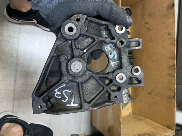 Кронштейн компрессора кондиционера 1685849 FORD