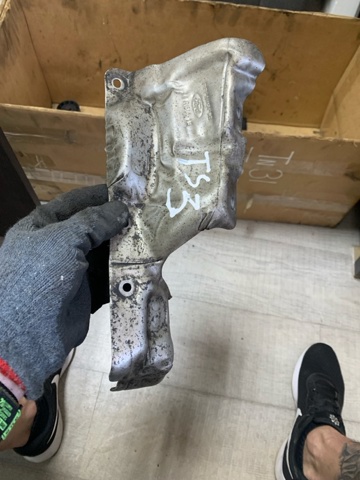Крышка выпускного коллектора 1867698 FORD