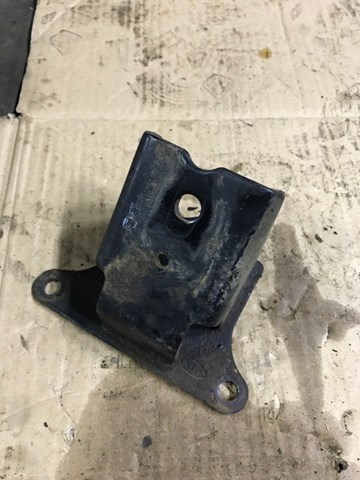 Кронштейн подушки (опоры) двигателя, левой 216114A100 HYUNDAI