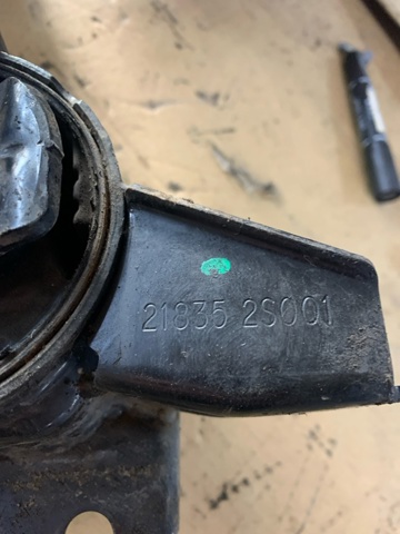 HYUNDAI 218102S700 Правая подушка двигателя в наличии Одесса