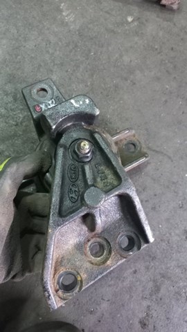 Кронштейн подушки (опоры) двигателя, правой 218252P200 HYUNDAI