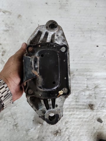 Кронштейн подушки (опоры) двигателя, левой 21830D3100 HYUNDAI