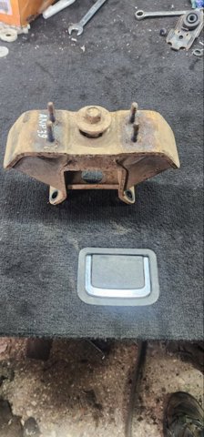 HYUNDAI 218323E384 Подушка (опора) двигателя левая в наличии Чернигов