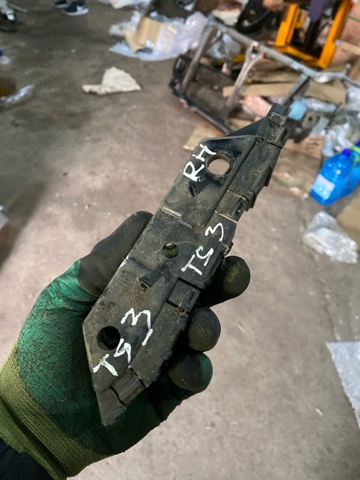Кронштейн бампера переднего, правый 2393051 FORD
