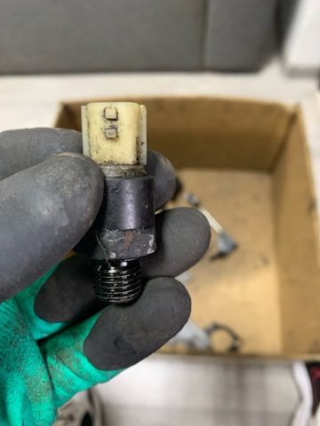 Датчик давления масла двигателя 2524000Q0A NISSAN