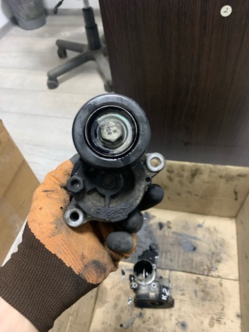 Натяжная планка поликлинового ремня Киа Рио 2