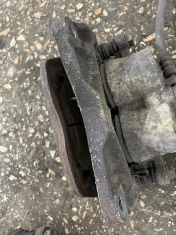 Скоба суппорта переднего 26225AG080 SUBARU