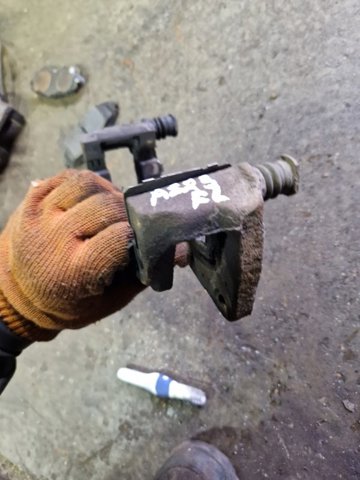 26225AG090 SUBARU Скоба тормозного суппорта переднего купить в Хмельницкий