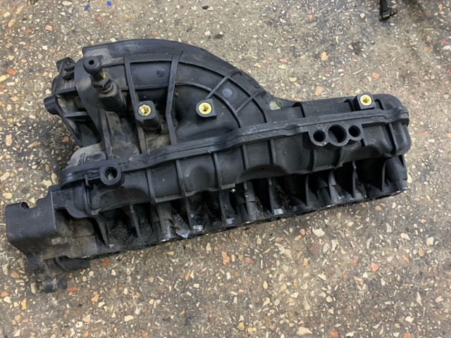 HYUNDAI 283102F311 Коллектор впускной в наличии Днепр