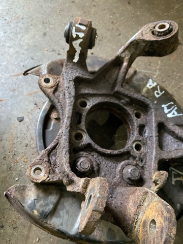 SUBARU 28411XA00A Цапфа (поворотный кулак) задний правый в наличии Николаев