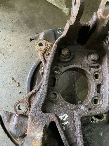 28411XA01A SUBARU Цапфа (поворотный кулак) задний левый купить в Житомир