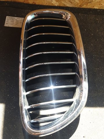 Решетка радиатора правая 51137412324 BMW
